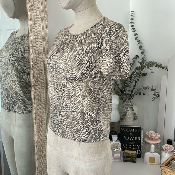 Aritzia Babaton Python Print Cropped T Shirt - Picture 4 of 9